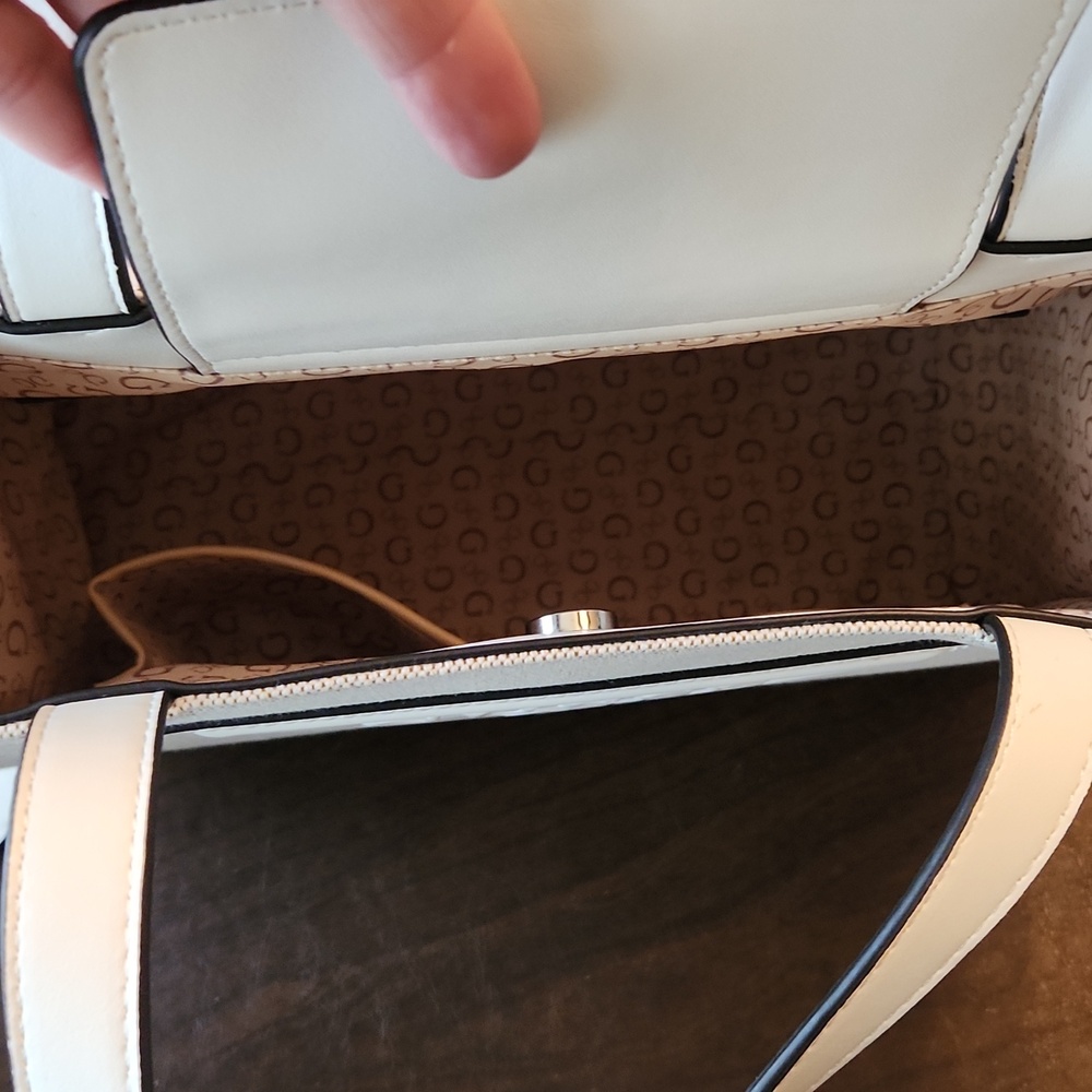 GUESS Handbag - Picture 3 of 5